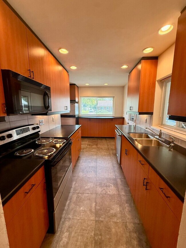 Foto del edificio - Beautifully Updated 3-Bedroom Brick Ranch in Kettering