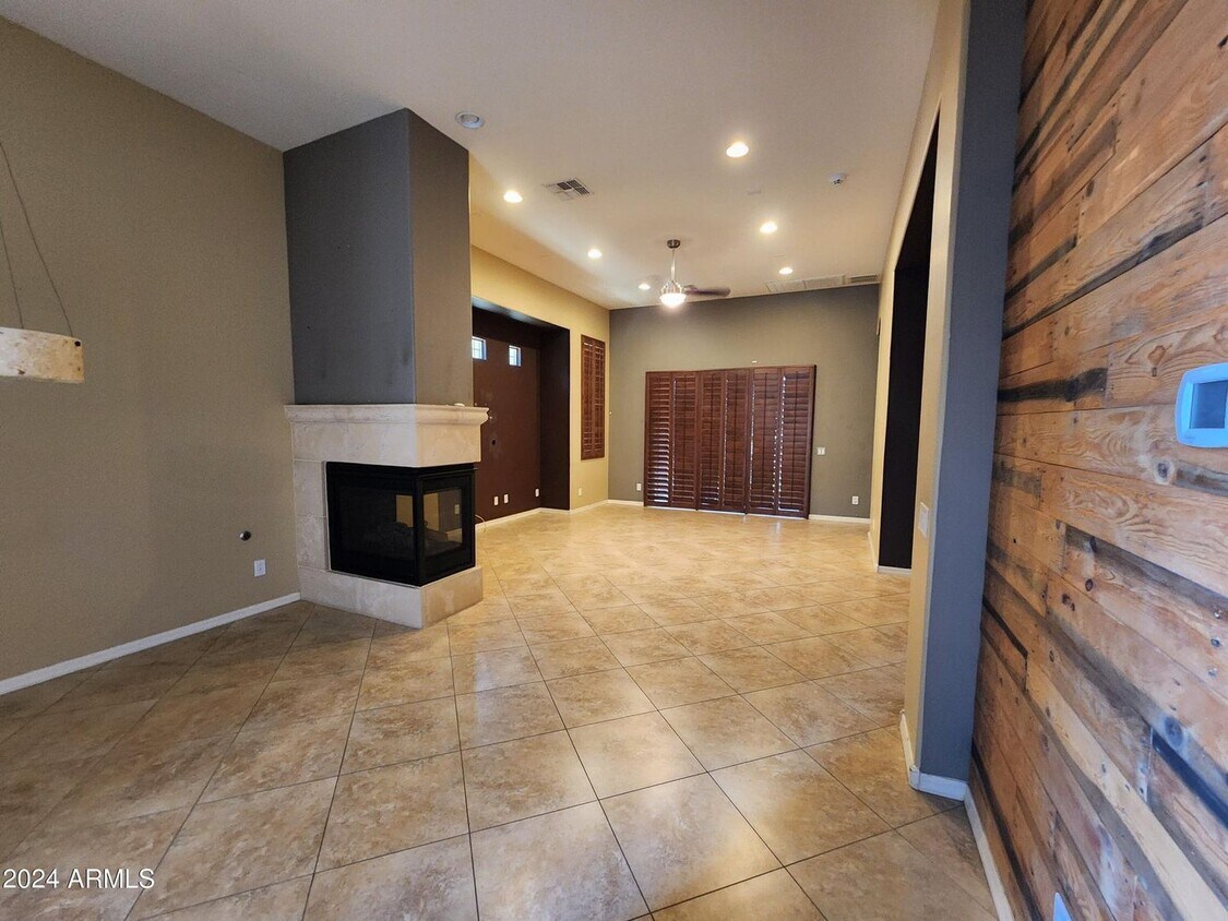 Building Photo - Gated community single level home within t...
