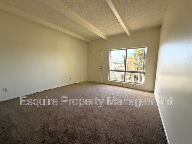 Building Photo - 2050 N Ventura Rd