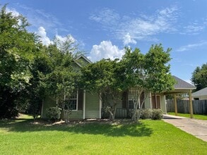 Building Photo - 215 Meadowlark Dr