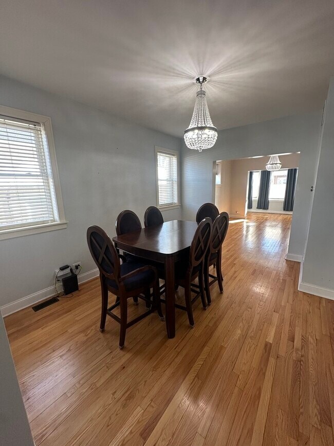 Foto del edificio - 5042 W Argyle St