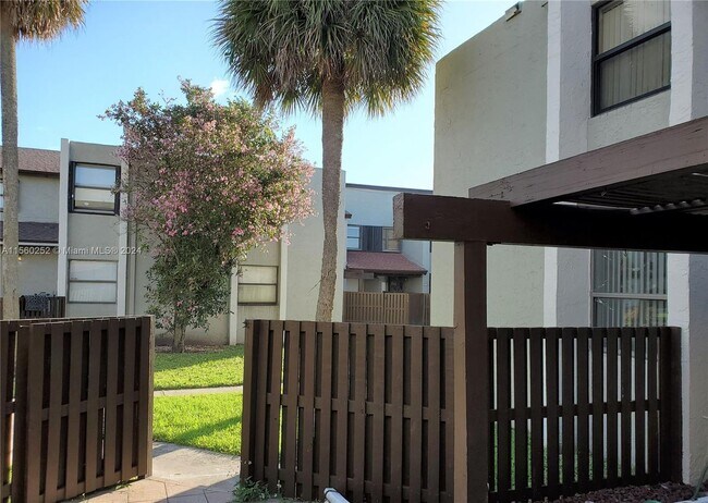Building Photo - 10020 NW 9th St Circle 102, Miami, FL 33172