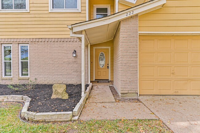 Foto del edificio - 222 Old Oaks St