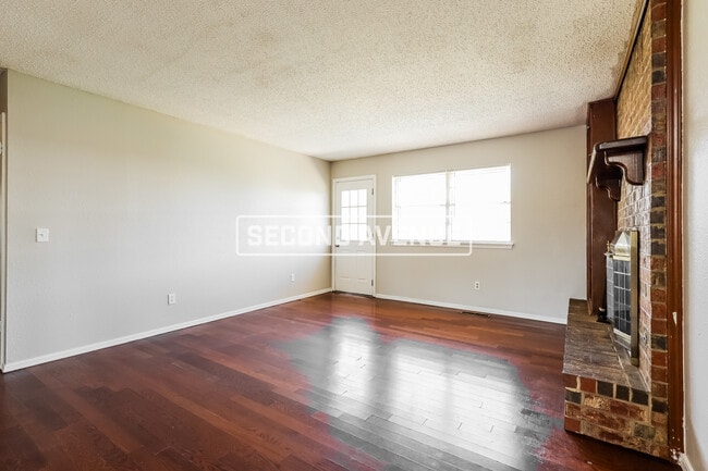Building Photo - 2412 Crystal Dr