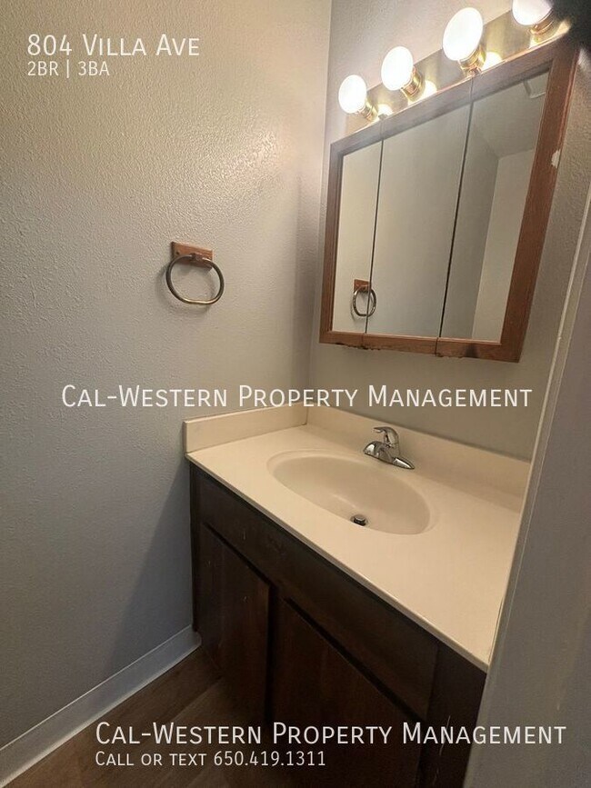 Building Photo - 2 Bed 2.5 Bath Two Story Townhouse with sm...