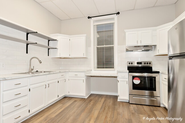 Building Photo - 931 Main St