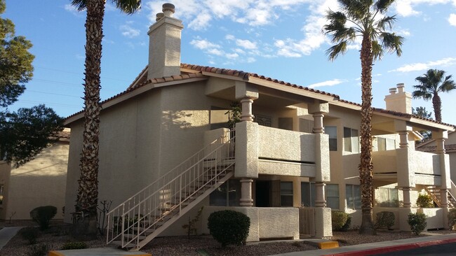 Building Photo - FANTASTIC ROCK SPRINGS VISTA CONDO! GROUND...