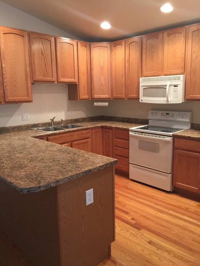 Building Photo - LARGE 3 BEDROOM, 2 BATHROOM NORTH SIDE TOW...
