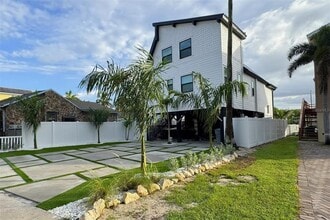 Building Photo - 12016 Lagoon Ln