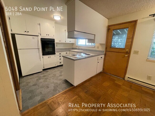 Building Photo - Pet Friendly -Triplex-ground floor unit in...