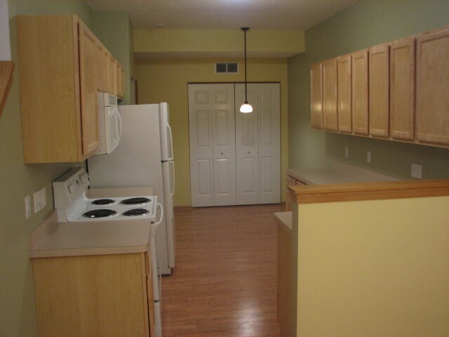 Foto del edificio - NEW PAINT AND CARPET! 3BR/2.5BA Townhouse ...
