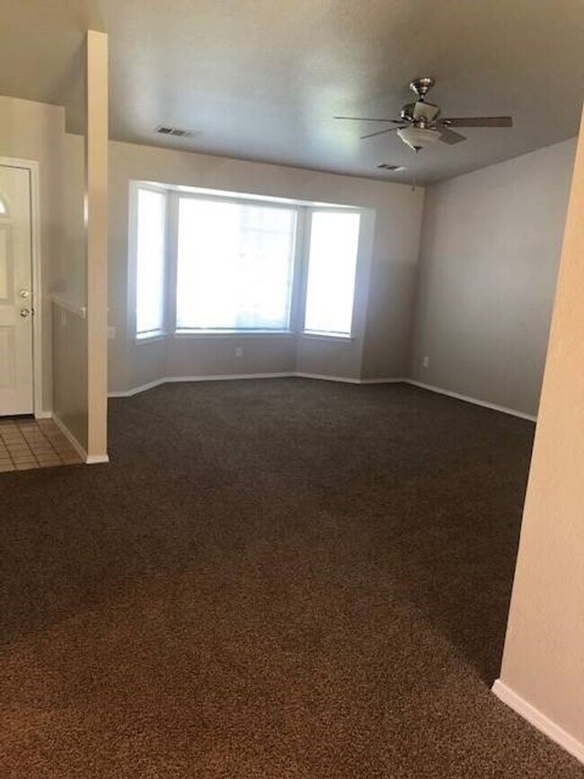 Foto del edificio - BEAUTIFUL 3 BEDROOM 2 BATH HOUSE LOCATED I...