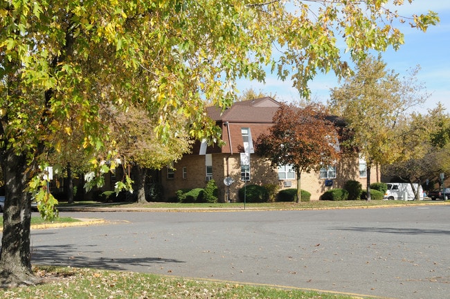 Building Photo - Florida Grove Manor