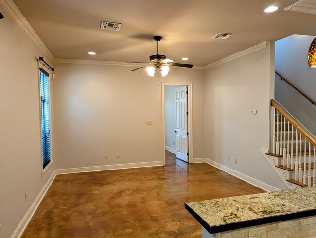 Building Photo - Luxury & Convenience Awaits in Mirimar!