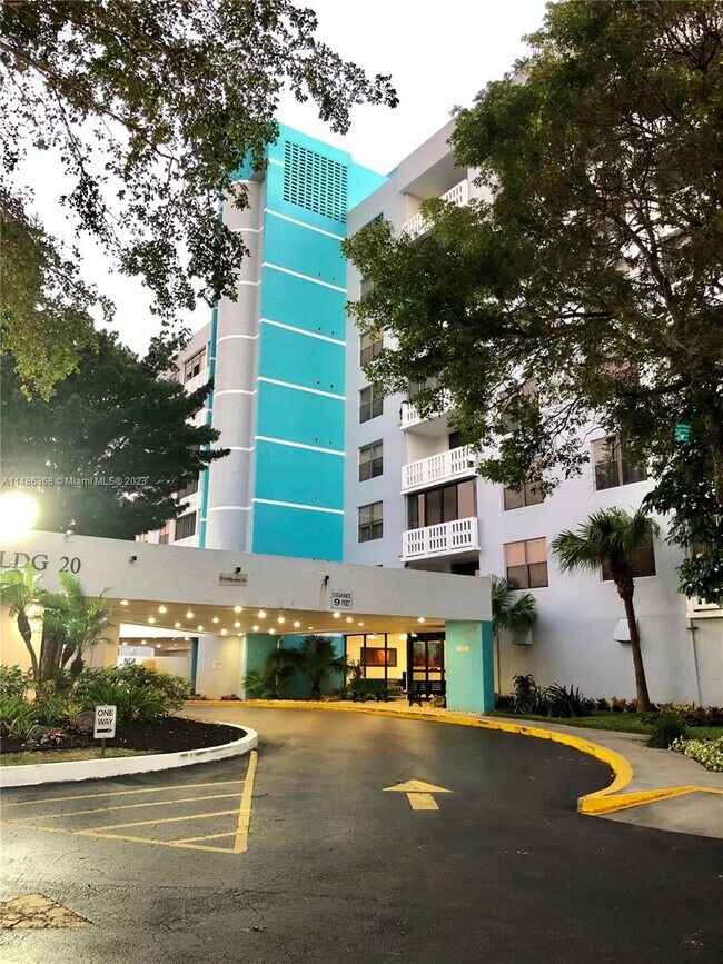 Foto del edificio - 919 Hillcrest Dr