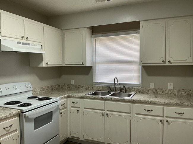 Building Photo - 121 Iris Dr