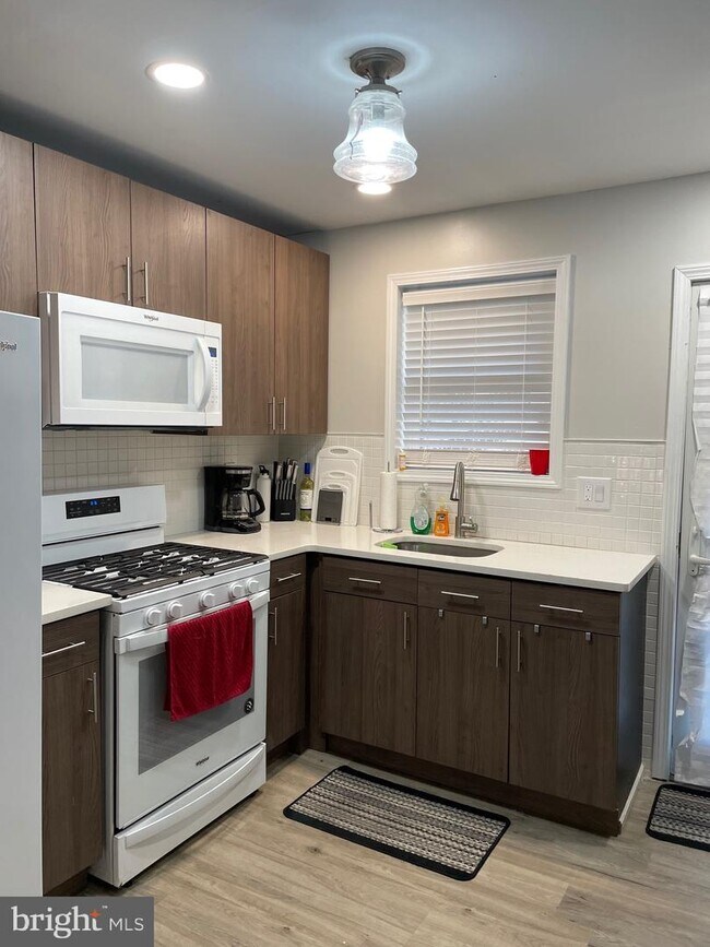 Building Photo - 102 Wolf St