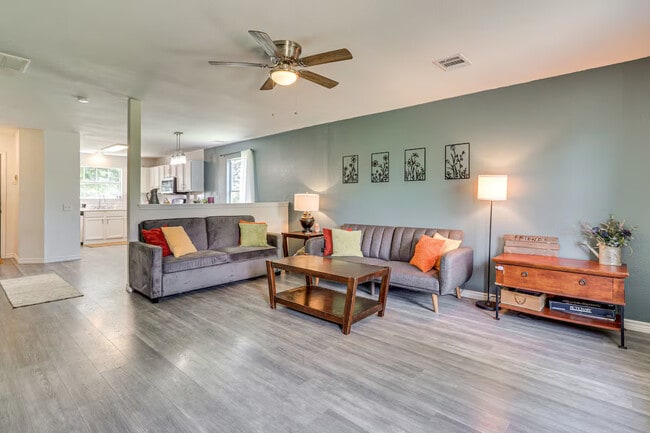 Foto del edificio - Room in House on Hungry Horse Dr