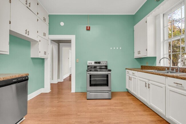 Foto del edificio - Spacious 3-bedroom, 2 full-bath property suited for residential living or commercial use