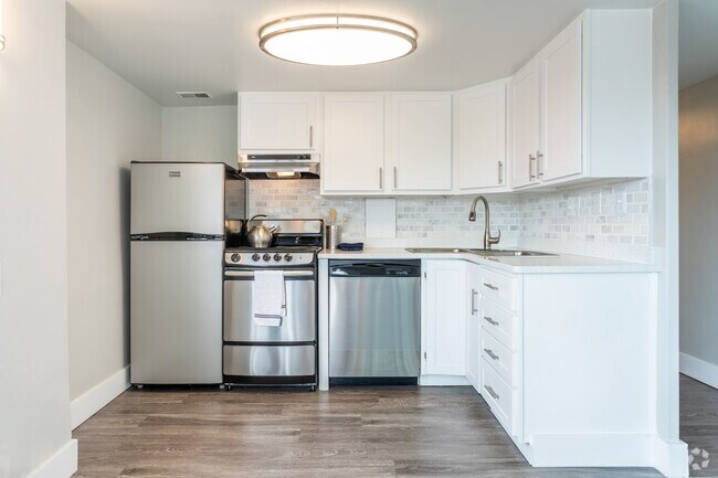 1 BR, 1 BA - 650 SF - 400 Maynard