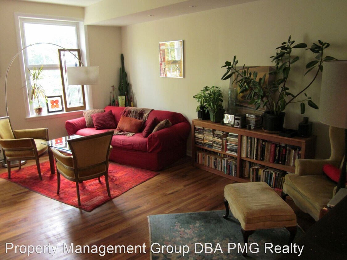 Primary Photo - 2 br, 1.5 bath House - 1028 Pine Street - #3