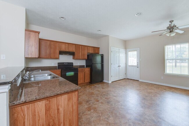 Foto del edificio - 3 Bed + 3 Bath - Spacious Townhome