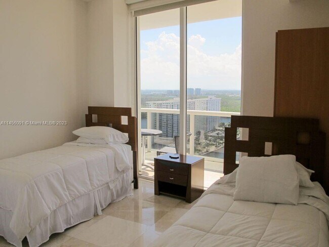 Foto del edificio - 15901 Collins Ave