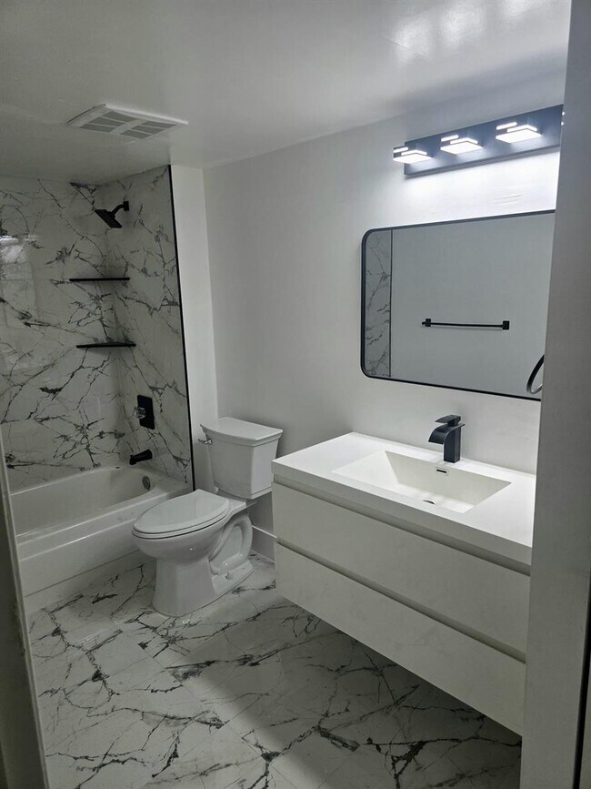Foto del edificio - 4204 Waterview Cir