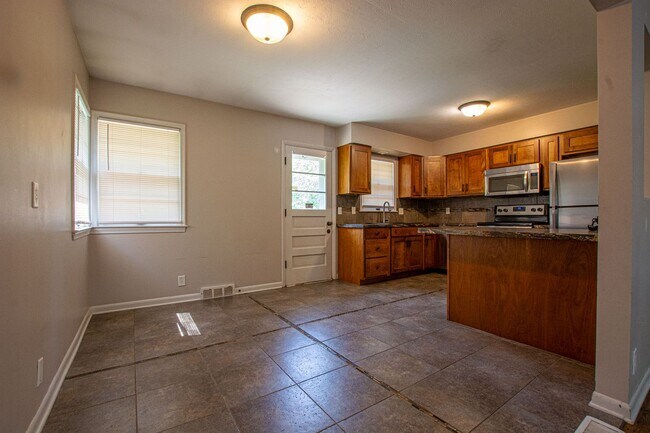 Building Photo - 3 Bedroom / 2 Bath off 72nd and Grover!