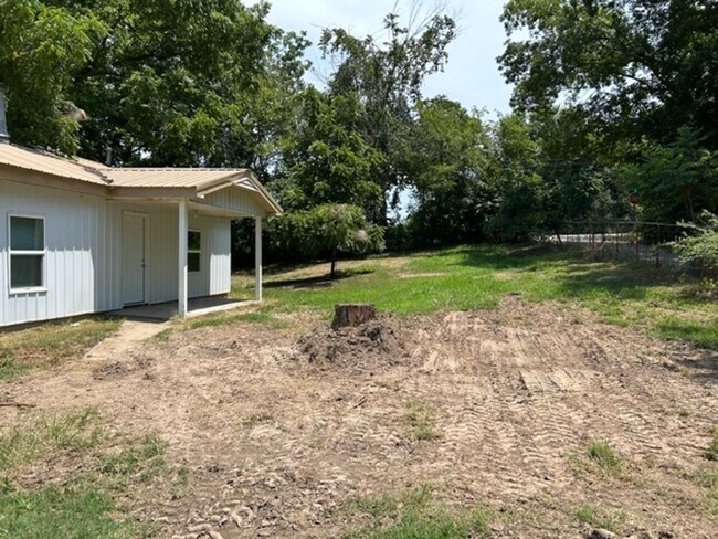 Building Photo - 3 bed 1 bath House - total remodel