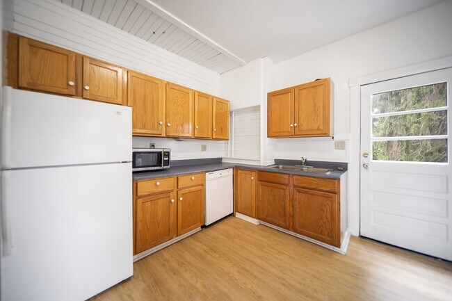 Foto del edificio - 921 E State St