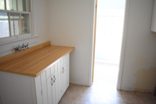 Building Photo - 400 Myrtle St