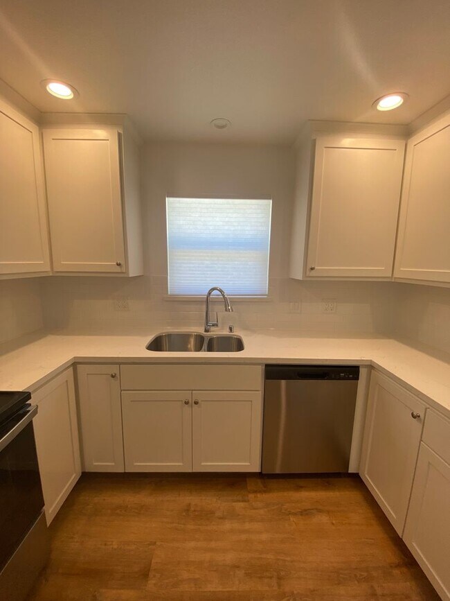 Building Photo - NEWLY REMODELED! Walking distance from Dow...