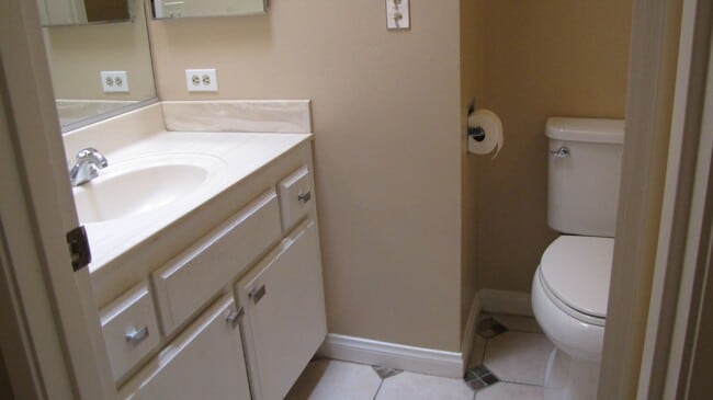 Building Photo - Oildale Home