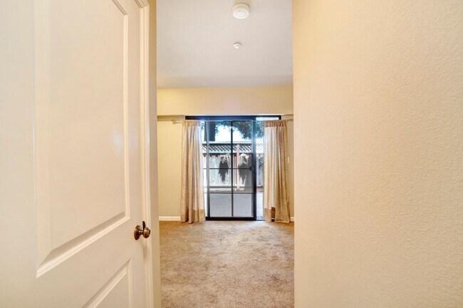 Building Photo - 747 Brea Terrace