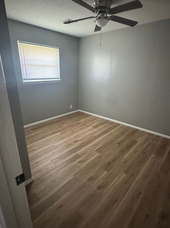Building Photo - 3 Bedroom 2 Bath Home