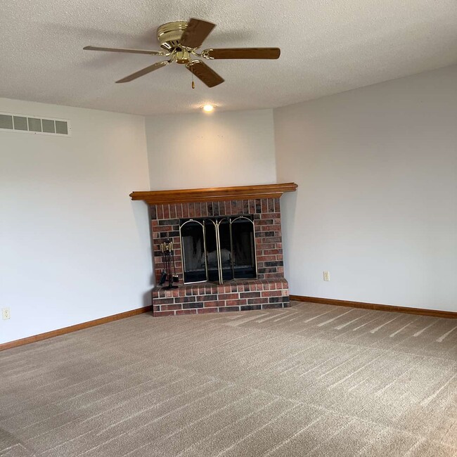 Building Photo - 906 Foxridge Dr