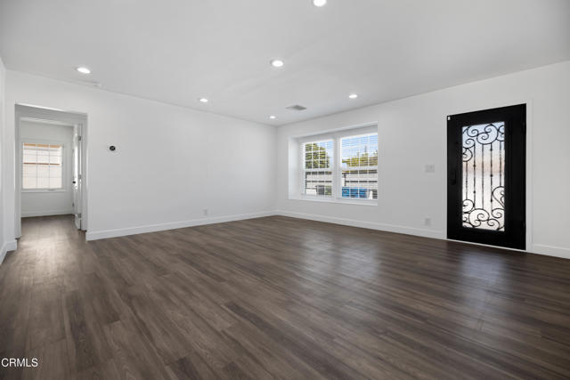 Foto del edificio - 7637 Radford Ave