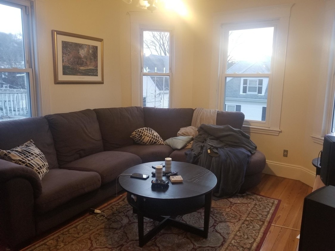 Primary Photo - 39 Montfern Ave
