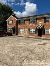 Building Photo - 2905 Llewellyn Ave