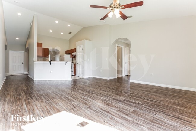 Building Photo - 2637 Lacroix Ave