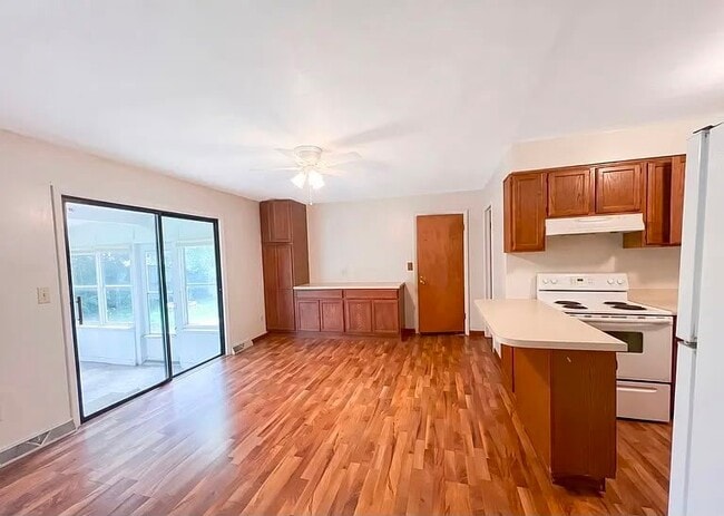 Building Photo - 911 Hollycrest Dr