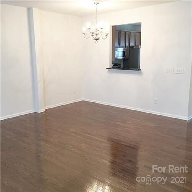 Foto del edificio - Beautiful three bedroom townhome
