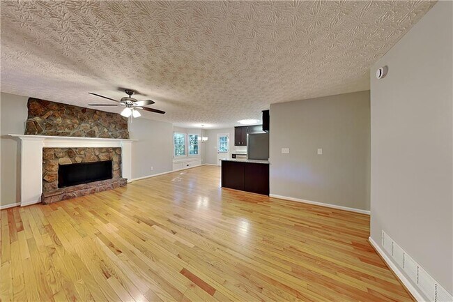 Foto del edificio - 5225 Shadow Wood Dr