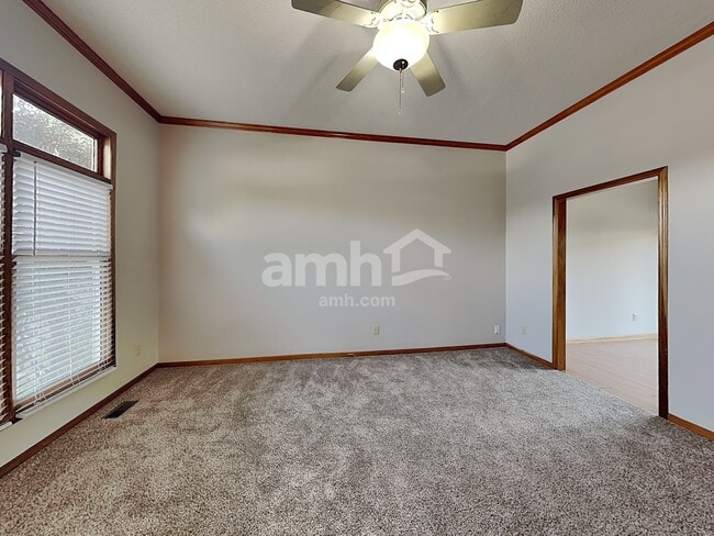 Building Photo - 6103 N Evans Ave