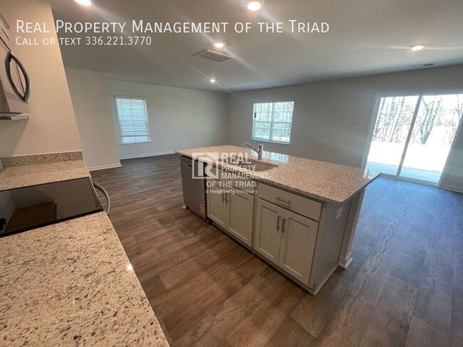 Building Photo - 2547 Lily Dr