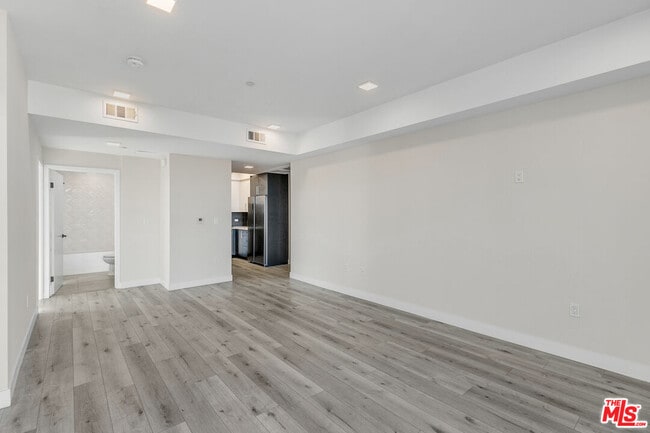 Building Photo - 1111 N Kenmore Ave