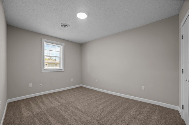 Building Photo - Riverview - Building 10 (31-34)