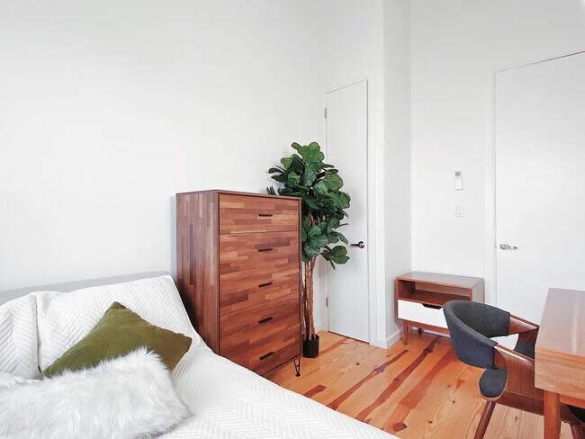 Foto del edificio - Furnished room/NOT APARTMENT