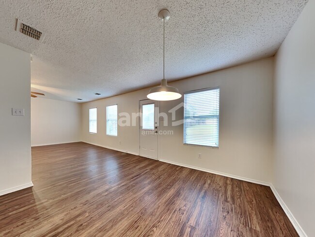 Foto del edificio - 6616 Waterhill Ln